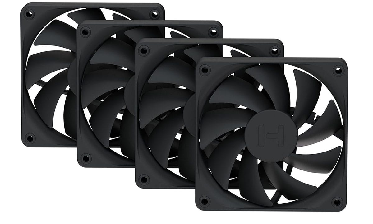 Drie zwarte HYTE FA12 Pitch Black 120mm ventilatoren voor pc-behuizingen, ideaal voor optimale koeling en stille werking in gaming- en high-performance systemen.