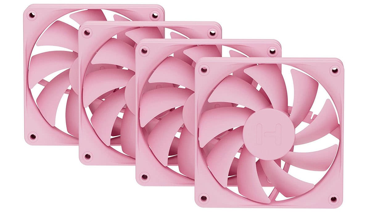 Vier roze HYTE FA12 Strawberry Milk 120mm ventilatoren voor pc-behuizingen, ideaal voor optimale koeling en stille werking in gaming- en high-performance systemen.