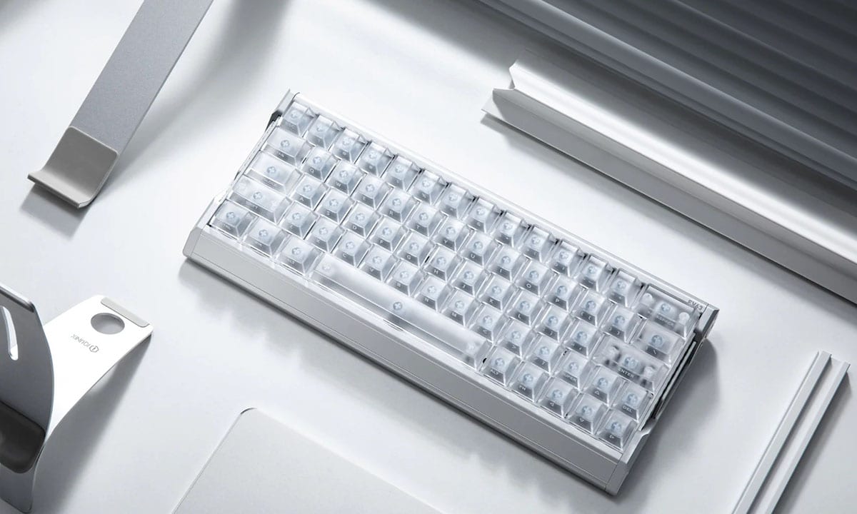 Compact IQUNIX EV63 mechanisch gaming toetsenbord met zilveren rand en doorzichtige keycaps, ideaal voor gamers en tech-liefhebbers.