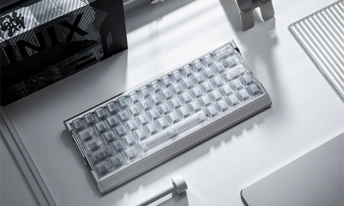 Compact IQUNIX EV63 mechanisch toetsenbord met zilveren Blade RS 60% layout, magnetische switches, RGB-verlichting, hall effect, hot-swap functies en geschikt voor gaming.