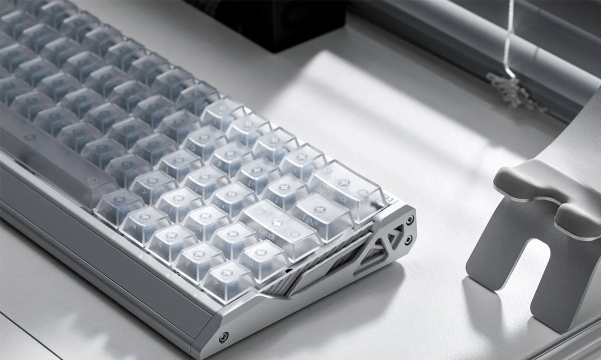 Close-up van de IQUNIX EV63 Silver Blade RS 60% mechanisch gaming toetsenbord met magnetische switches, RGB-verlichting en hall effect hot-swap functies voor gaming en typing.