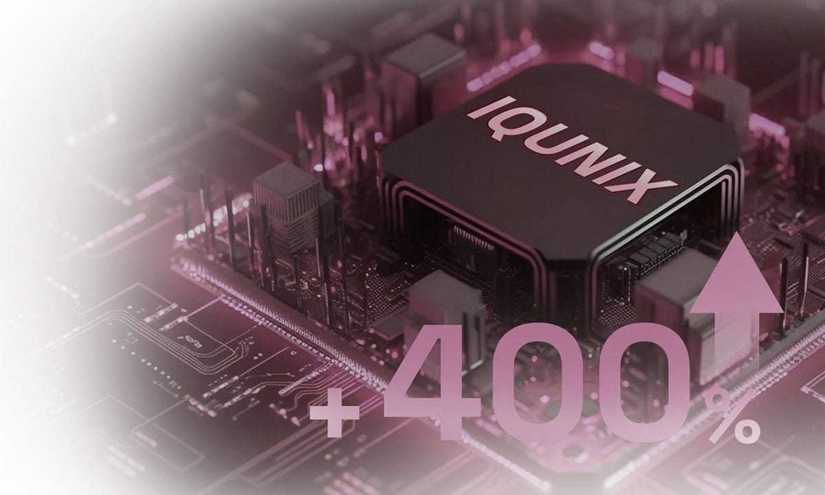 Close-up van het IQUNIX EV63 Silver Blade RS mechanisch gaming toetsenbord met magnetische switches en RGB-verlichting, geplaatst op een moederbord voor gaming en computergebruik.