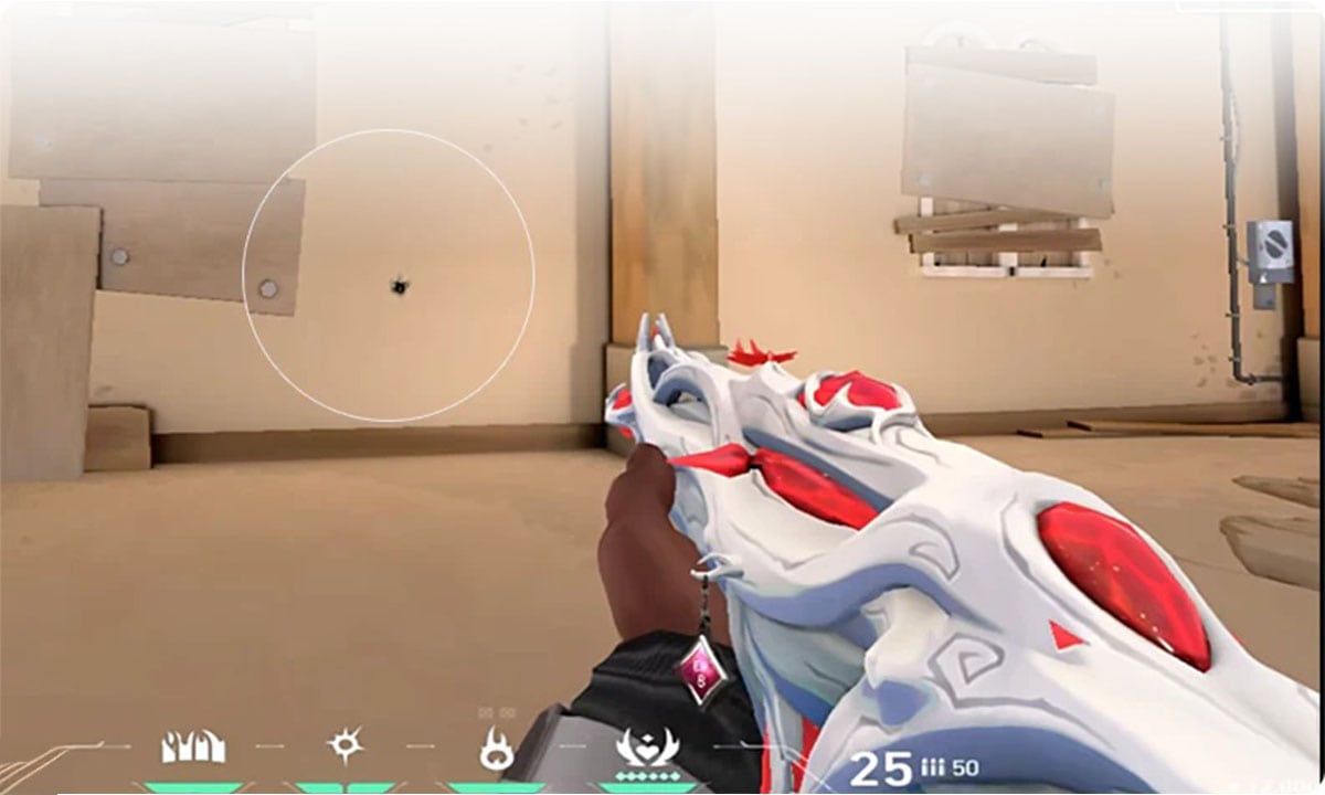 Close-up van een speler die met een futuristisch wit en rood geweer in Valorant richt op een doelwit, met een houten achtergrond en een muur in de game.