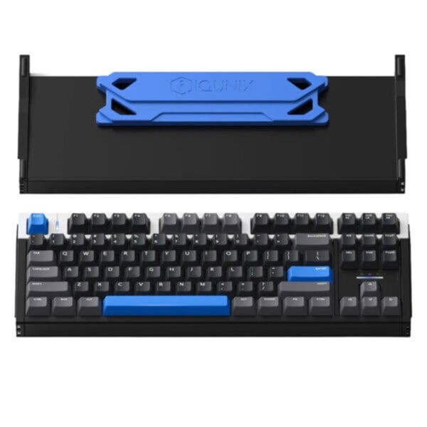 Compact mechanisch gaming toetsenbord met blauwe accenten, RGB-verlichting, hot-swap switches en Hall-effect technologie, ideaal voor gamers en tech-liefhebbers.