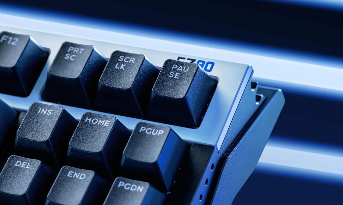 Close-up van het Azoth Gaming mechanische toetsenbord met RGB-verlichting, gericht op de toetsen en het ontwerp, ideaal voor gamers en professionele gebruikers.