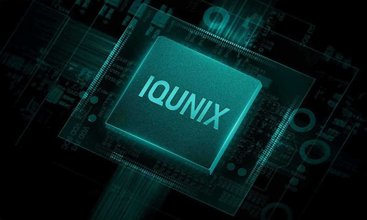 Close-up van de IQUNIX EZ80 80% mechanisch gaming toetsenbord met RGB-verlichting en magnetische Jade Pro switches, ontworpen voor gamers en tech-liefhebbers.
