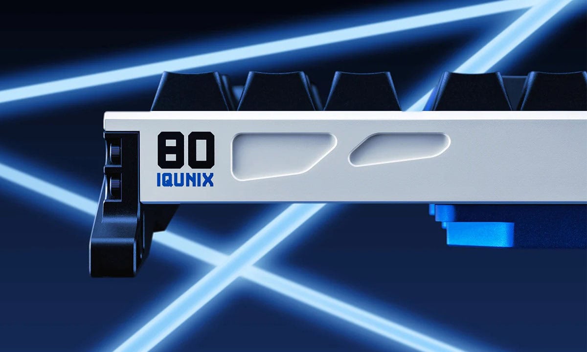 Close-up van de IQUNIX EZ80 80% mechanisch gaming toetsenbord met magnetische Jade Pro switches, RGB-verlichting en hall effect hot-swap functies, ideaal voor gamers.
