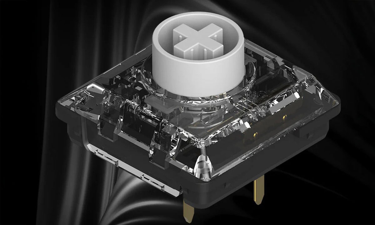 Close-up van een mechanisch gaming toetsenbord met transparante behuizing, RGB-verlichting, hot-swappable switches en een zwart-gouden ontwerp, ideaal voor gamers.