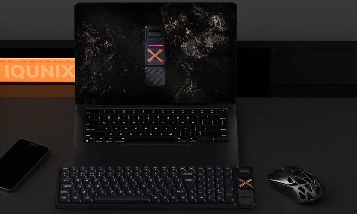 Compact draadloos mechanisch gaming toetsenbord met RGB-verlichting, hot-swappable switches en een zwart-gouden afwerking, perfect voor gamers en professionals.