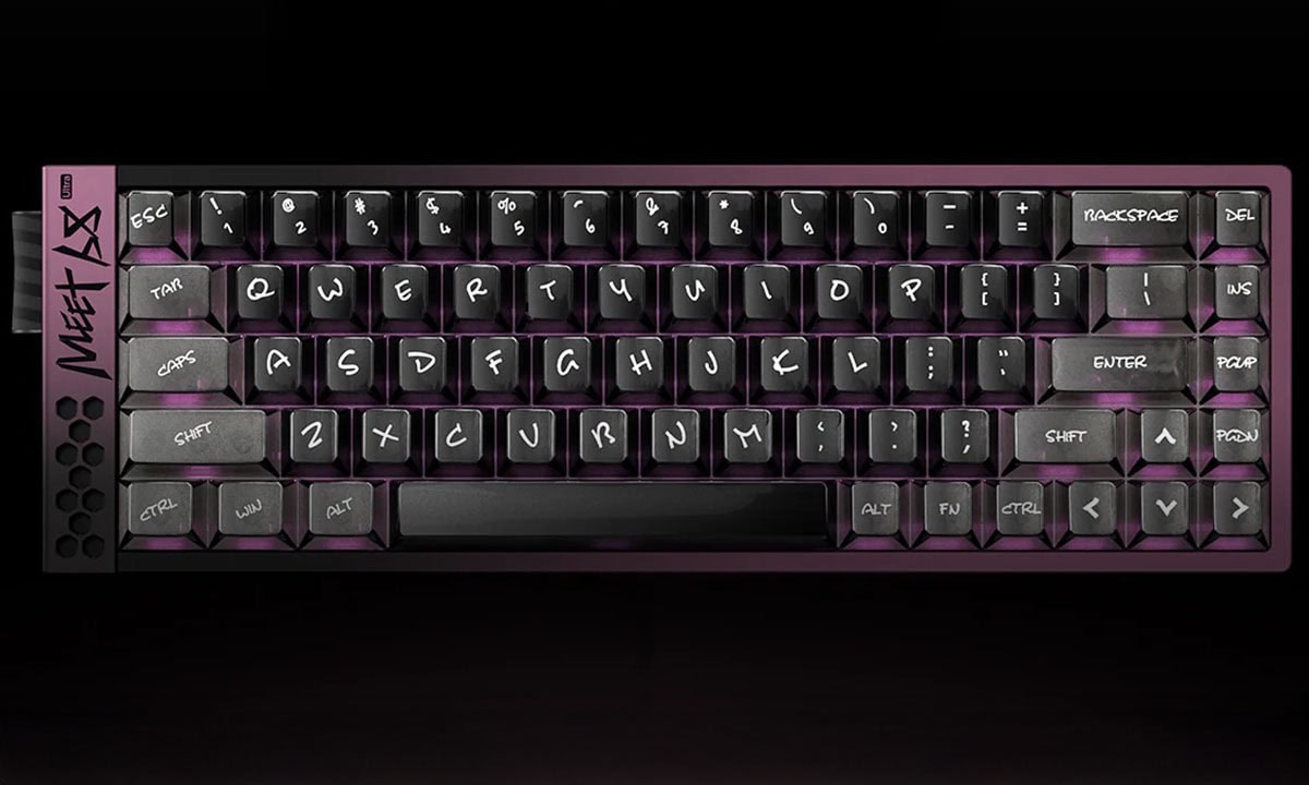 Compact mechanisch gaming toetsenbord in Midnight Purple met RGB-verlichting, magnetische Omega switches, 8K Hz Hall Effect, hot-swap functies en 65% layout voor optimale gaming prestaties.