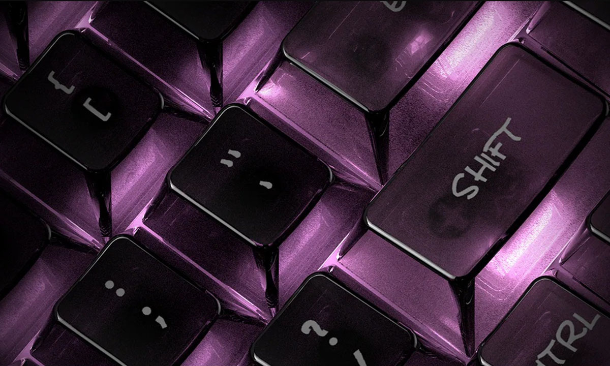 Compact IQUNIX Meet68 mechanisch gaming toetsenbord met Jewel Blue switches, 65% layout, RGB-verlichting, magnetische Omega switches, 8K Hz Hall Effect, hot-swap functies.