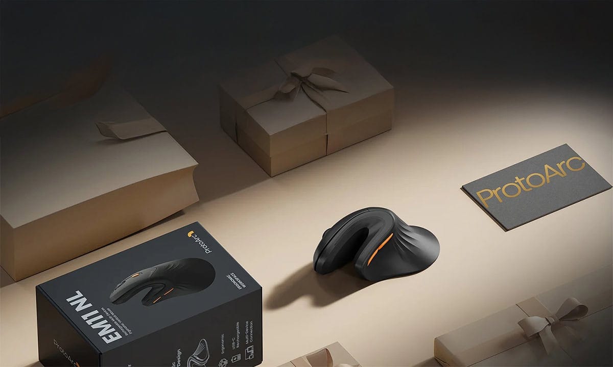 Draadloze ergonomische verticale muis in wit en goud, ontworpen voor comfort en precisie, ideaal voor langdurig gebruik en professionele werkzaamheden.