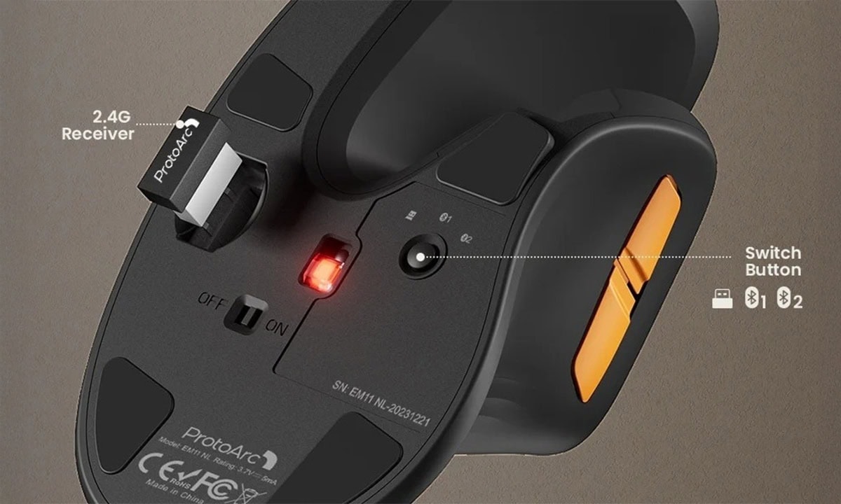 Draadloze ergonomische verticale muis in wit en goud, ontworpen voor comfort en precisie, met schakelaars en 2.4G ontvanger voor optimale controle.