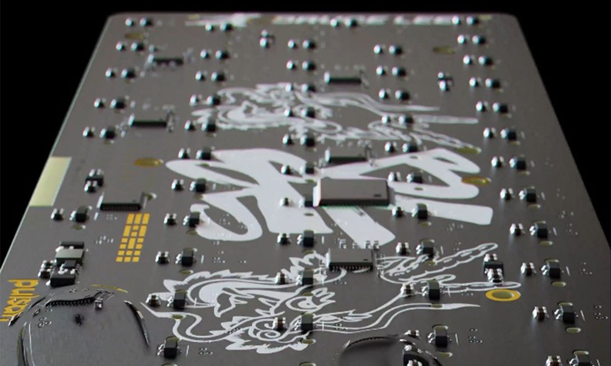 Close-up van de Pulsar PCMK 3 HE TKL Bruce Lee 85e Editie mechanisch gaming toetsenbord met RGB-verlichting en magnetische switches.
