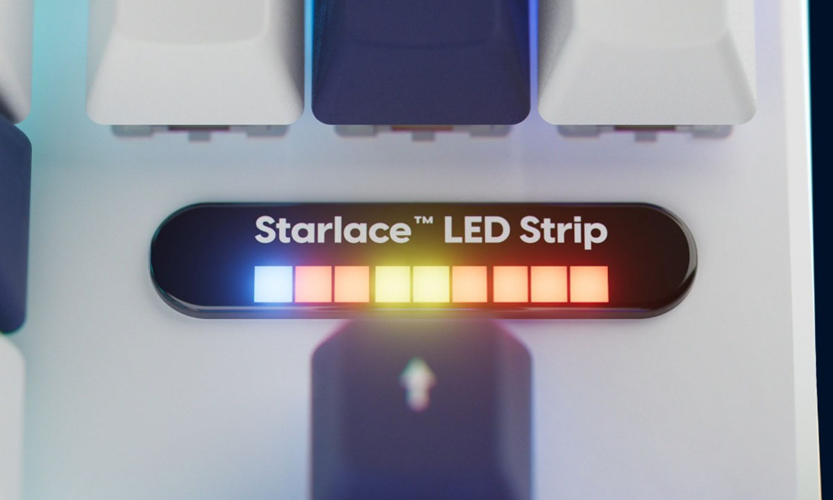 Close-up van de Pulsar PCMK 3 HE TKL Bruce Lee 85e Editie mechanisch gaming toetsenbord met RGB-verlichting en LED-strip.