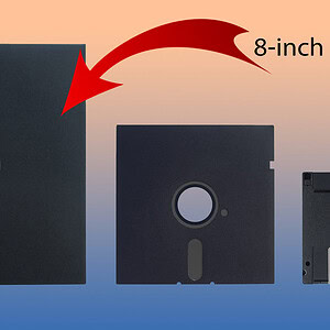 Vintage 8-inch floppy disk met label en centrale opening voor gegevensopslag, gebruikt in oude computersystemen voor data opslag en overdracht.
