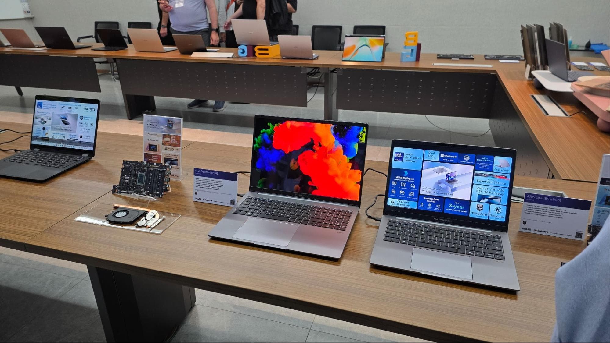Geavanceerde laptops en technologieën op een beurs, gericht op gaming en grafische prestaties, gepresenteerd op een professionele stand.