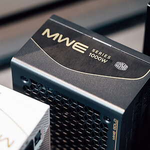 Hoogwaardige MWE Serie 1000W PC-voeding voor gaming en krachtige computers, met efficiënte energievoorziening en betrouwbaar ontwerp, ideaal voor gamers en PC-builders.
