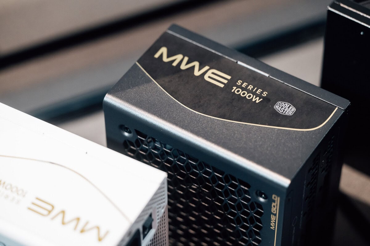 Hoogwaardige MWE Serie 1000W PC-voeding voor gaming en krachtige computers, met efficiënte energievoorziening en betrouwbaar ontwerp, ideaal voor gamers en PC-builders.