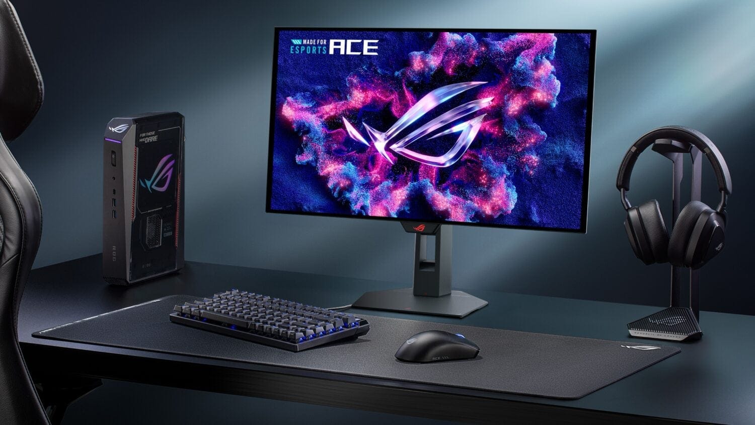 Gaming setup met ASUS ROG monitor, gaming toetsenbord, muis en headset, ideaal voor esports en high-performance gaming.