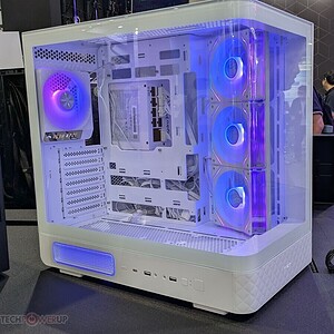 Modern gaming computer met verlichte ventilatoren en witte behuizing, ideaal voor gamers en content creators, met krachtige hardware en koeling voor optimale prestaties.