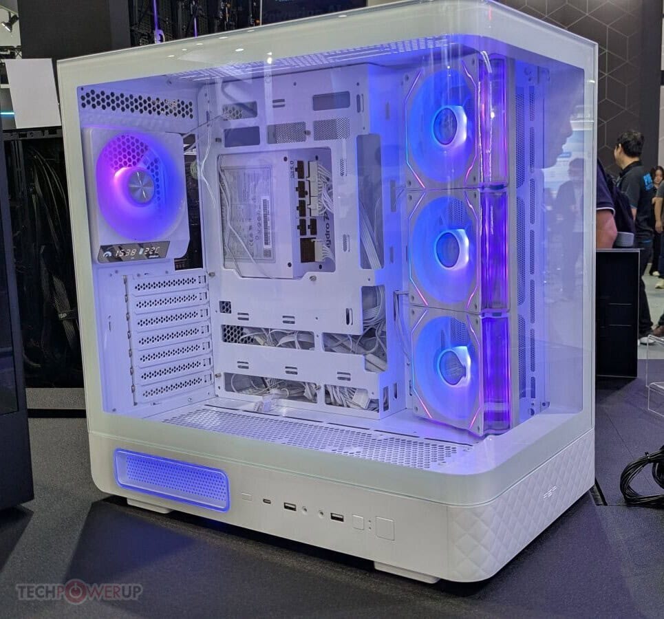Modern gaming computer met verlichte ventilatoren en witte behuizing, ideaal voor gamers en content creators, met krachtige hardware en koeling voor optimale prestaties.