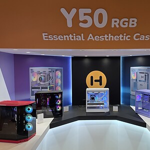 Gezicht op de Y50 RGB Essential Aesthetic Case collectie met kleurrijke verlichte gaming-behuizingen in zwart, rood, blauw en roze, perfect voor gaming en modding.