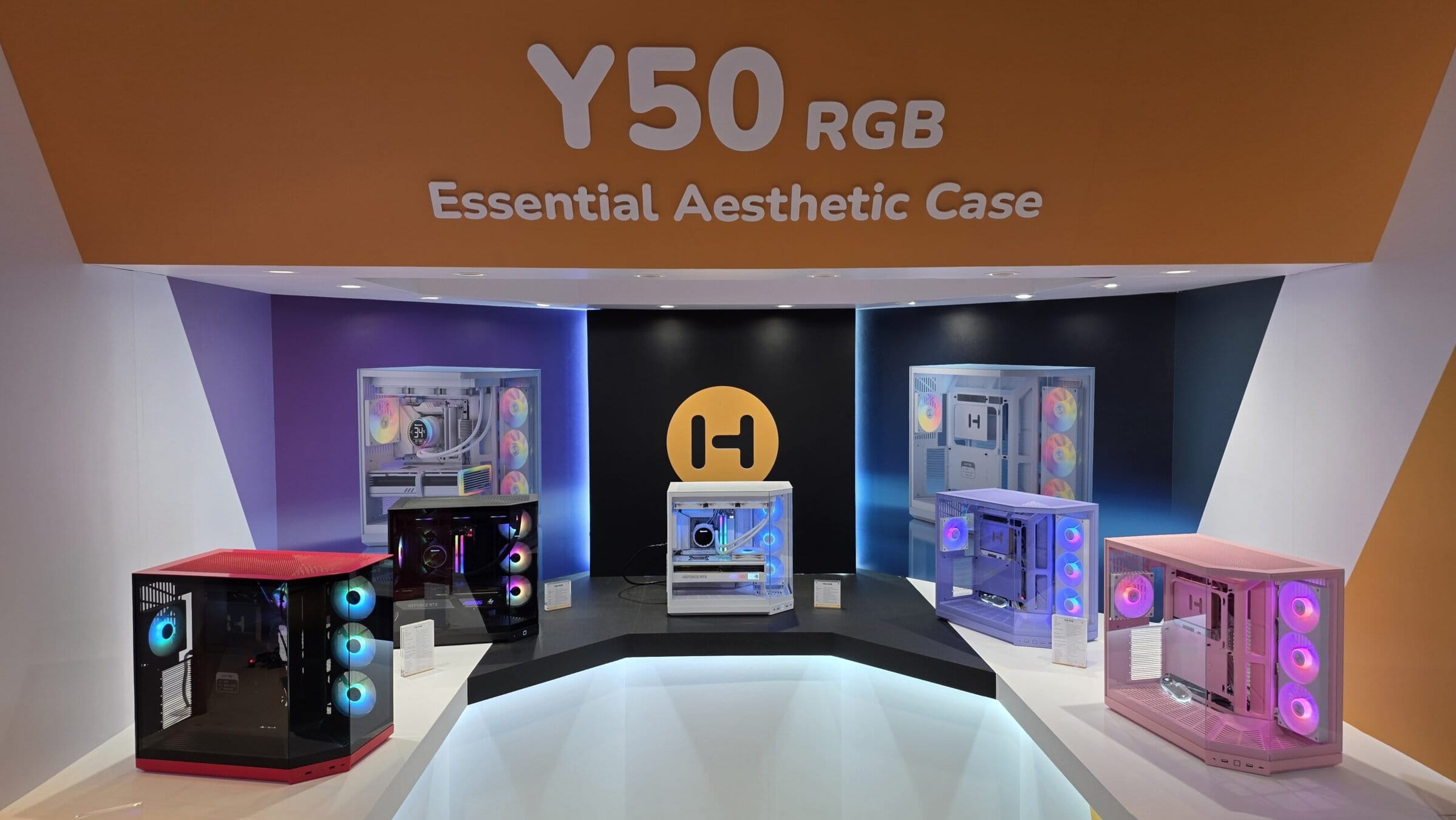 Gezicht op de Y50 RGB Essential Aesthetic Case collectie met kleurrijke verlichte gaming-behuizingen in zwart, rood, blauw en roze, perfect voor gaming en modding.