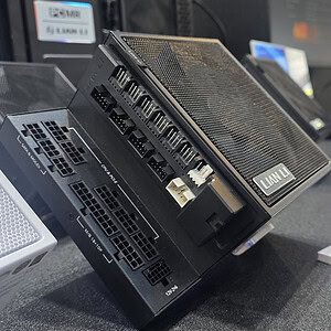 Close-up van een professionele netwerk switch en router, ideaal voor gaming en high-performance internetverbindingen.