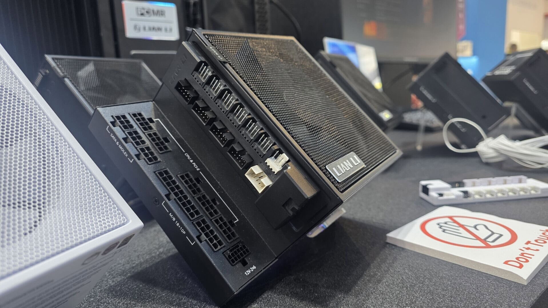 Close-up van een professionele netwerk switch en router, ideaal voor gaming en high-performance internetverbindingen.