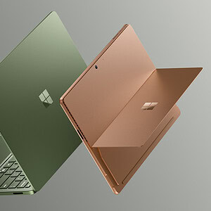 Twee nieuwe Surface apparaten, een in groen en een in rosé, met slanke ontwerpen en krachtige Snapdragon X2-processoren.