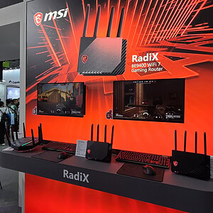 Radix Wi-Fi router en gaming accessoires op beursstand met ASUS en MSI branding, geschikt voor gaming en high-speed internet.