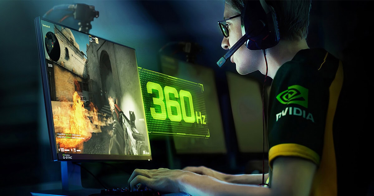 Professionele gamer met headset en NVIDIA logo, genietend van snelle gameplay op een 360Hz monitor voor optimale prestaties.