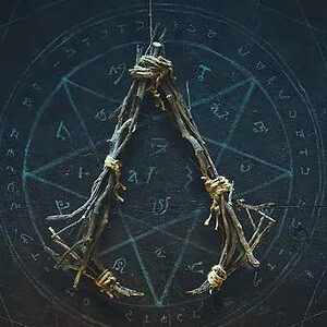 Een magisch pentagramm met runen en symbolen, omgeven door een mystiek blauw licht, geschikt voor gaming en fantasy thema's.