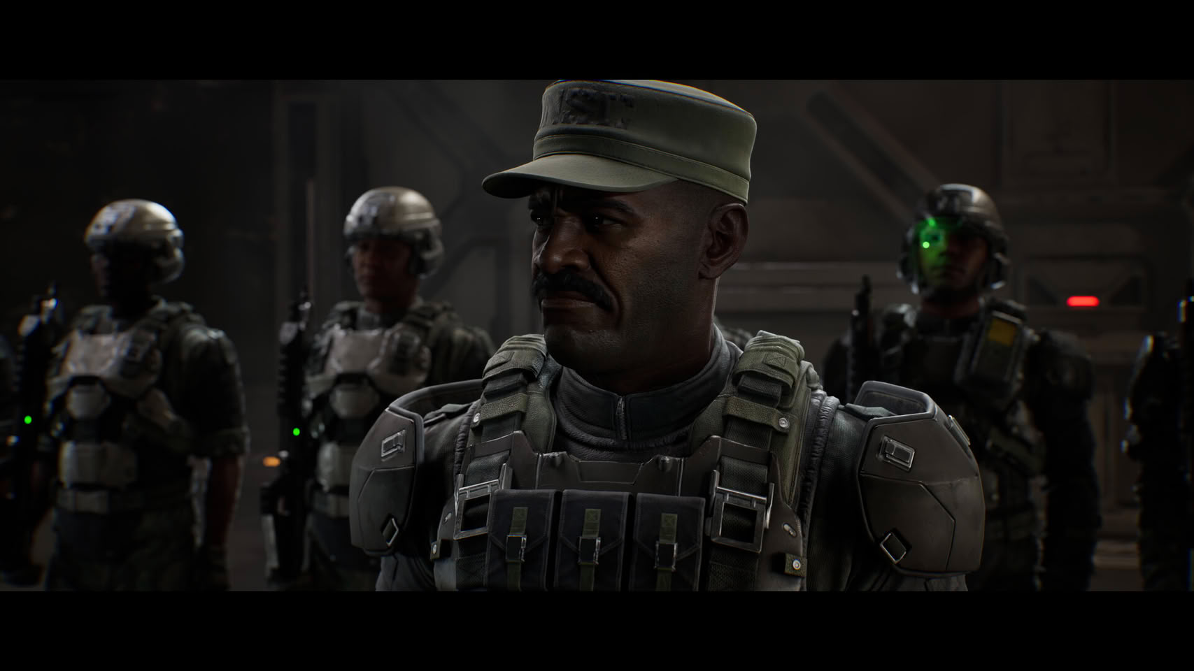 Soldaat in Halo: Campaign Evolved met andere soldaten op de achtergrond in een donkere setting.