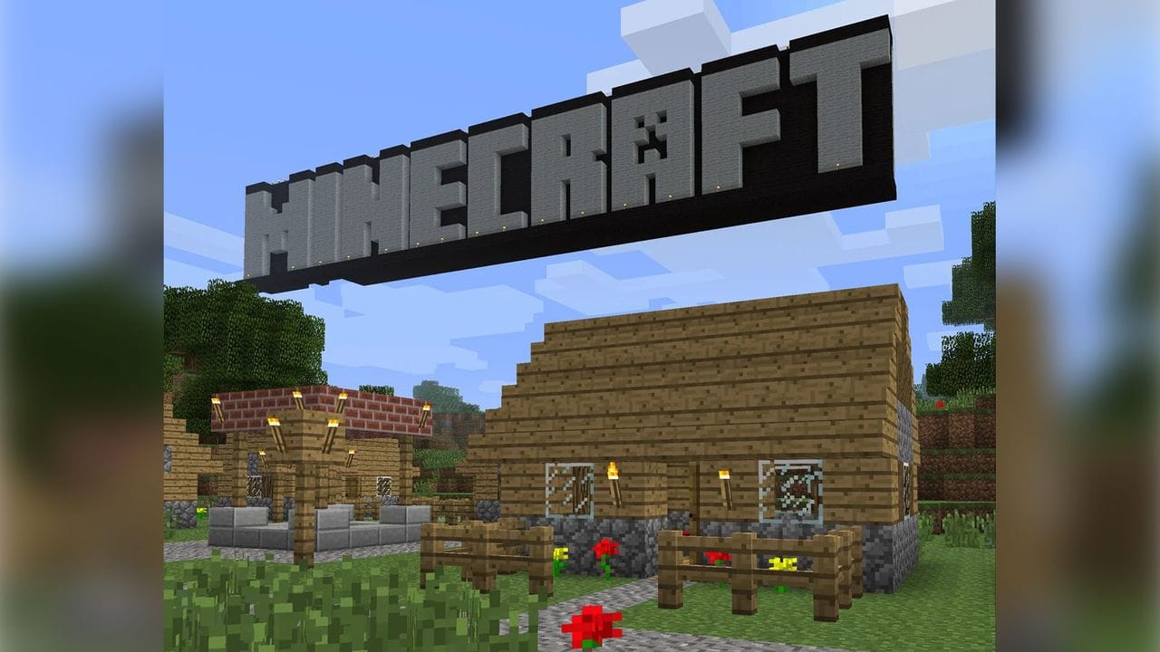 Minecraft afbeelding met een houten huis, tuin en een groot Minecraft logo in de lucht.