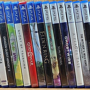 Een collectie van PlayStation 4 en PlayStation 5 games, inclusief populaire titels zoals Ghost of Tsushima, Horizon Forbidden West en Final Fantasy VII Remake.
