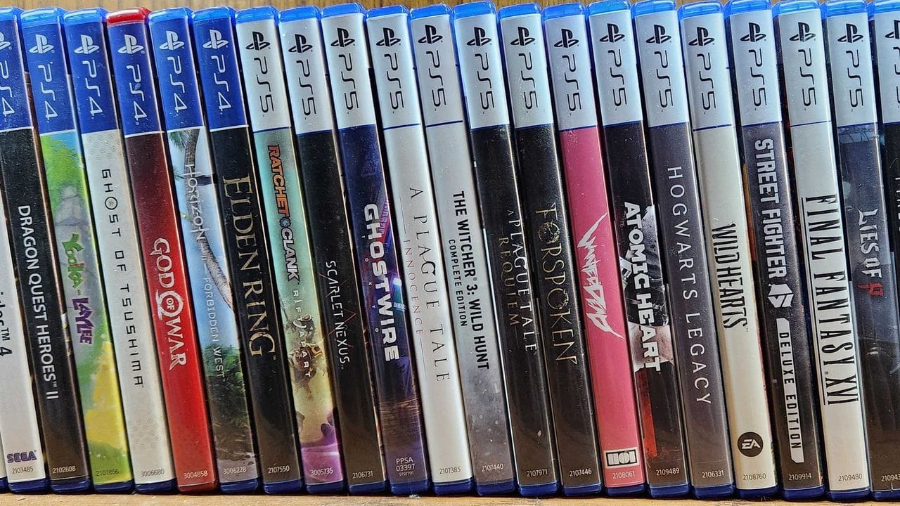 Een collectie van PlayStation 4 en PlayStation 5 games, inclusief populaire titels zoals Ghost of Tsushima, Horizon Forbidden West en Final Fantasy VII Remake.