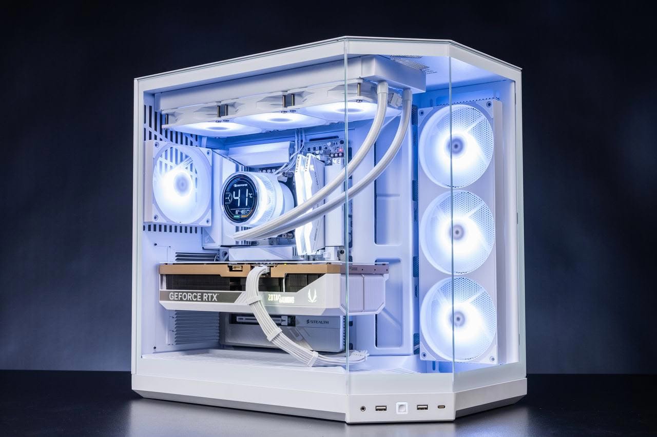 High-end gaming PC van Azoth Gaming met RGB-verlichting, waterkoeling en krachtige grafische kaart, perfect voor gamers en content creators.